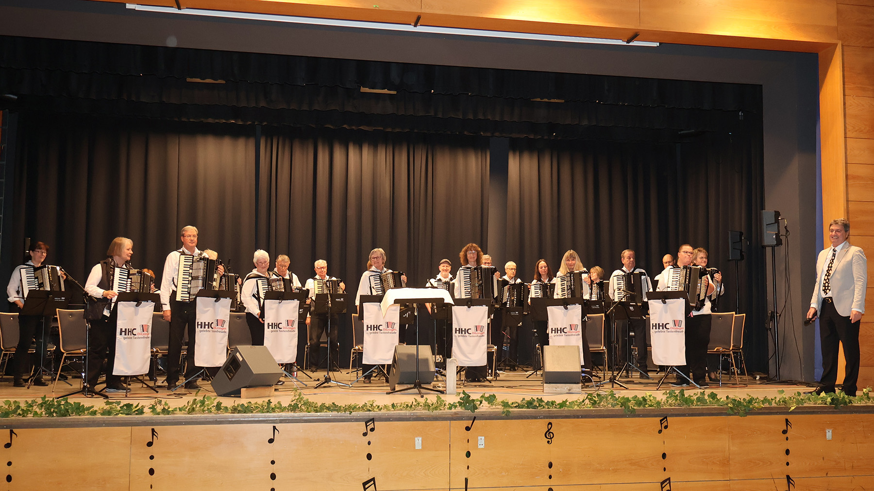 Das Hobbyorchester unter der Leitung von Volker Hartmann